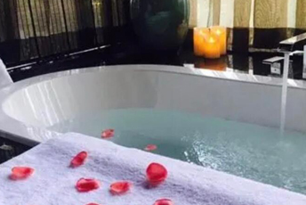 杭州钱塘水疗池中的失重冥想：当身体学会漂浮